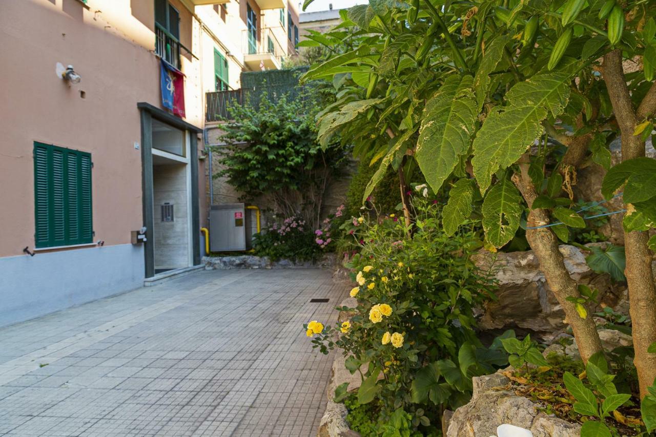 Sunny Apartment Over The Harbor Genoa Exterior photo